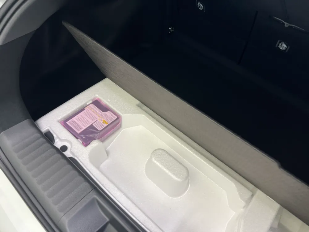 2023 toyota prius prime se white 25